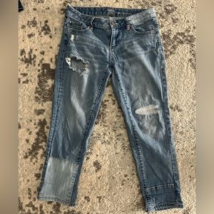 Crop Boyfriend Jeans w Distressed Patchwork